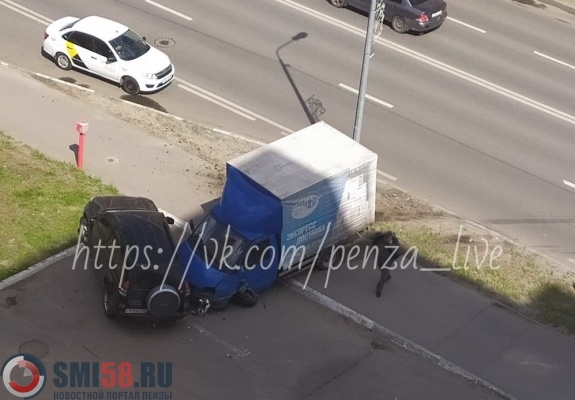 В Пензе ГАЗель вынесла внедорожник с проезжей части и осталась без колес