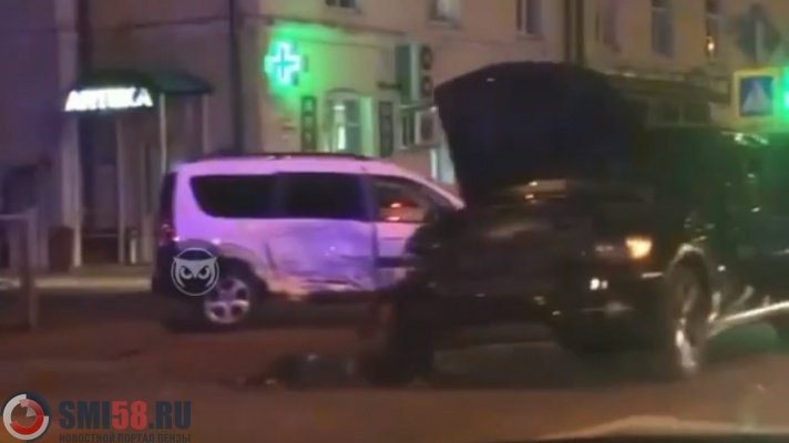 В Пензе BMW протаранил «Ладу Ларгус»