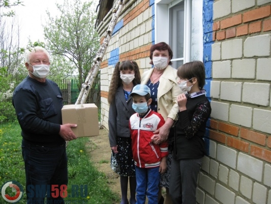 v-penzenskoy-oblasti-detyam-pod-opekoy-peredali-produktovye-nabory