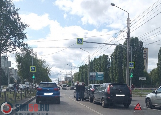 v-penze-okolo-onkodispansera-tri-mashiny-slozhilis-parovozikom