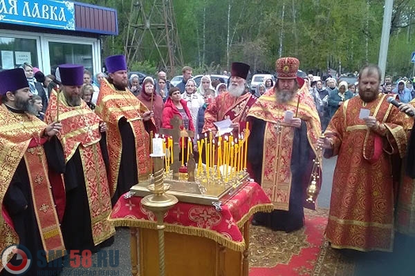 v-penze-na-radonitsu-sovershili-pominalnyy-moleben-u-sergievskogo-khrama