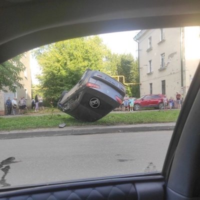 На Калинина в Пензе перевернулся Mitsubishi Lancer