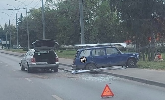 На улице Баумана в Пензе автомобиль вылетел на тротуар после ДТП