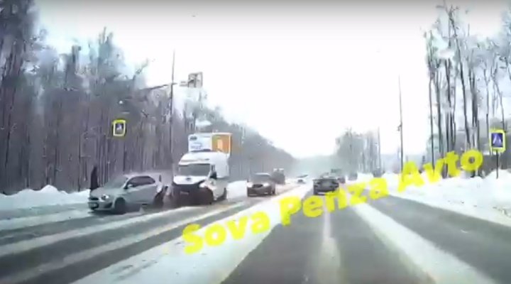 В Пензе автомобиль скорой помощи протаранил иномарку