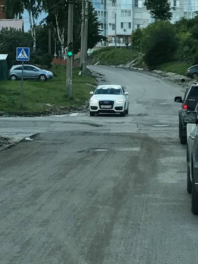 Водитель на крутой «Audi» подверг опасности жизни людей на улице Красной