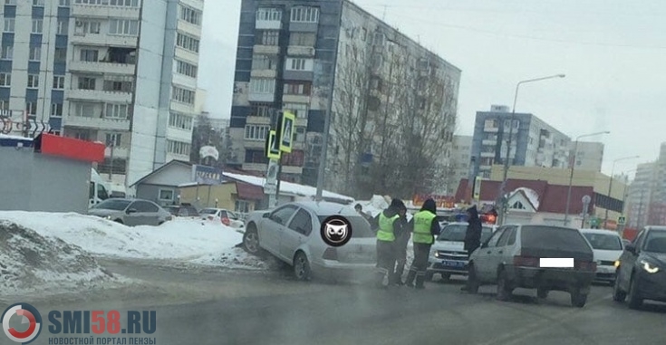 На выезде из пензенского Спутника иномарка повисла на сугробе