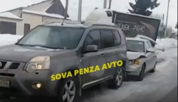 На трассе в Кузнецком районе столкнулись два автомобиля, грузовик и автобус