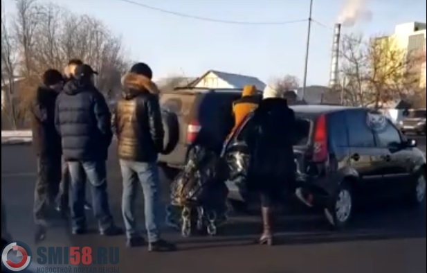 В Пензе «Лада Калина» осталась без заднего стекла после встречи с фурой
