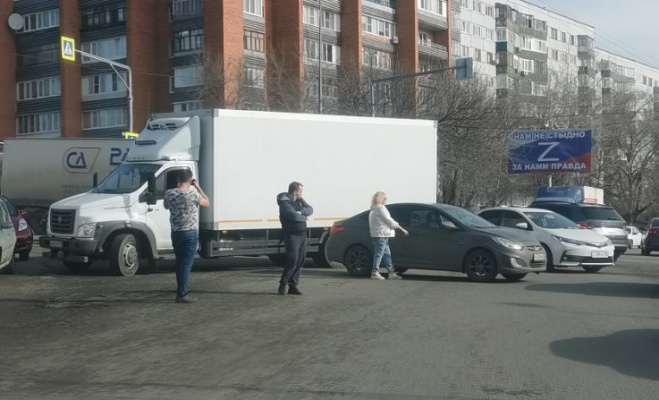 На перекрестке с неработающим светофором в Пензе столкнулись автомобили