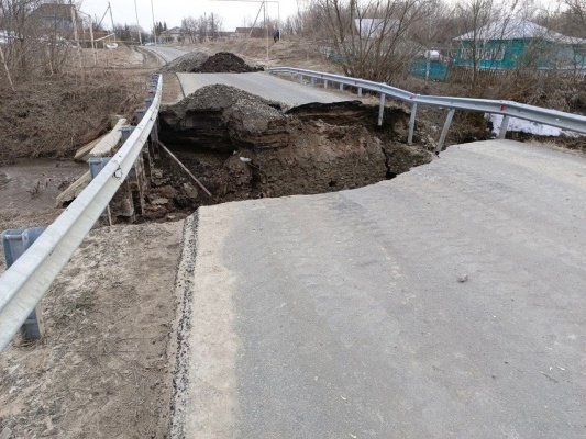 В селе Шемышейского района обрушился мост