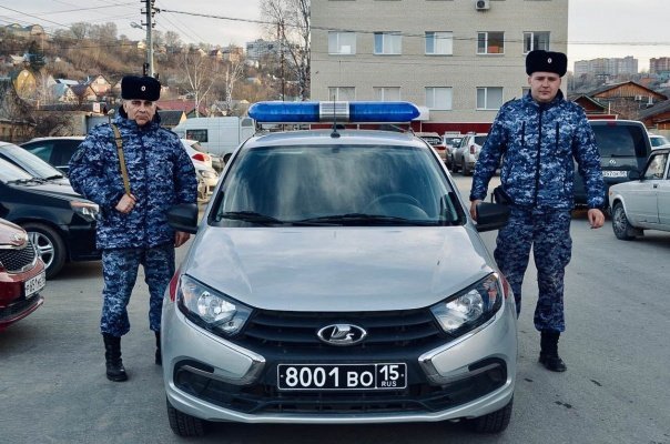 В Пензе росгвардейцы помогли девушке починить автомобиль