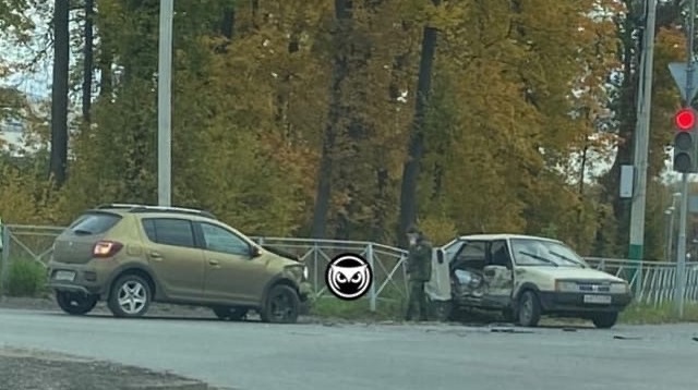 На дублере улицы Окружной в Пензе иномарка протаранила ВАЗ