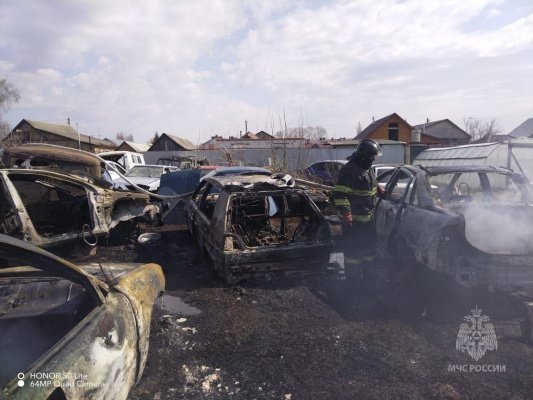 На авторазборе в Бессоновке сгорело несколько автомобилей