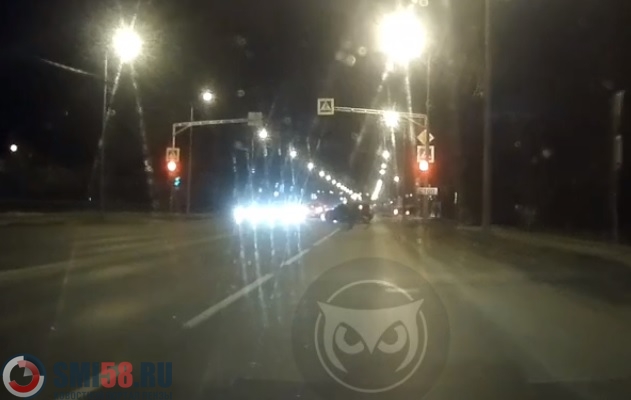 В Пензе «Яндекс.Такси» проехало переход на красный и получило удар в бок