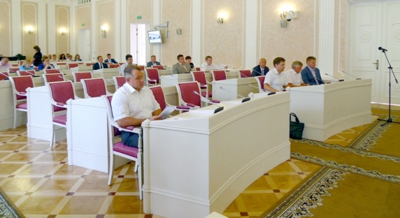 deputaty-posporili-iz-za-vyplat-byvshemu-gubeatoru