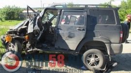 v-penzenskoy-oblasti-fura-volvo-vrezalas-v-uaz-patriot
